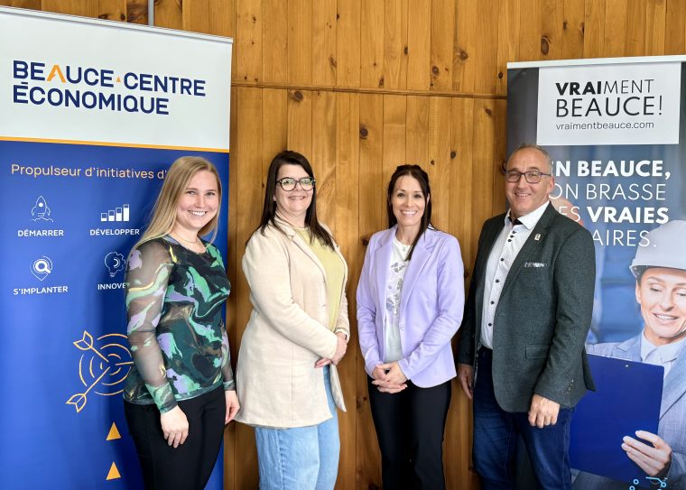 Des personnes représentant le poartenaire officiel, Beauce-Centre Économique et la MRC Beauce-Centre posent aux côtés de la femme qui recevra le Sommet Conférencier 2026.